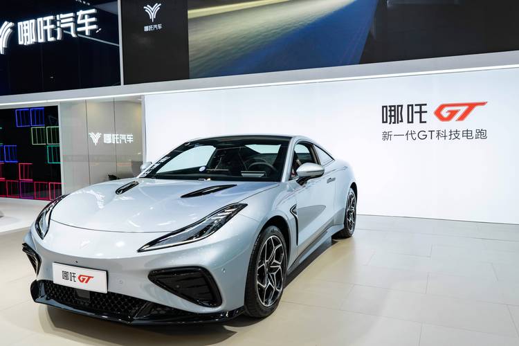 东莞155哪吒汽车在智能汽车领域的表现，领途汽车在新能源汽车市场中的影响力